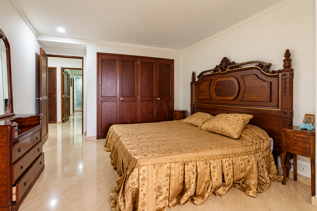 Habitación 1 con muebles y salida a terraza