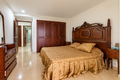 Habitación 1 con muebles y salida a terraza