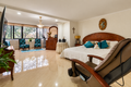 Habitación principal con muebles