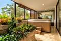 Jacuzzi privado en terraza con plantas tropicales